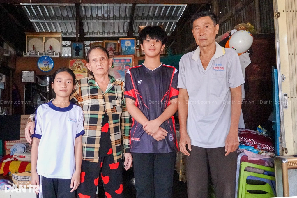 Cha mẹ mất sớm, hai anh em nương tựa ông bà nội già yếu, nguy cơ thất học